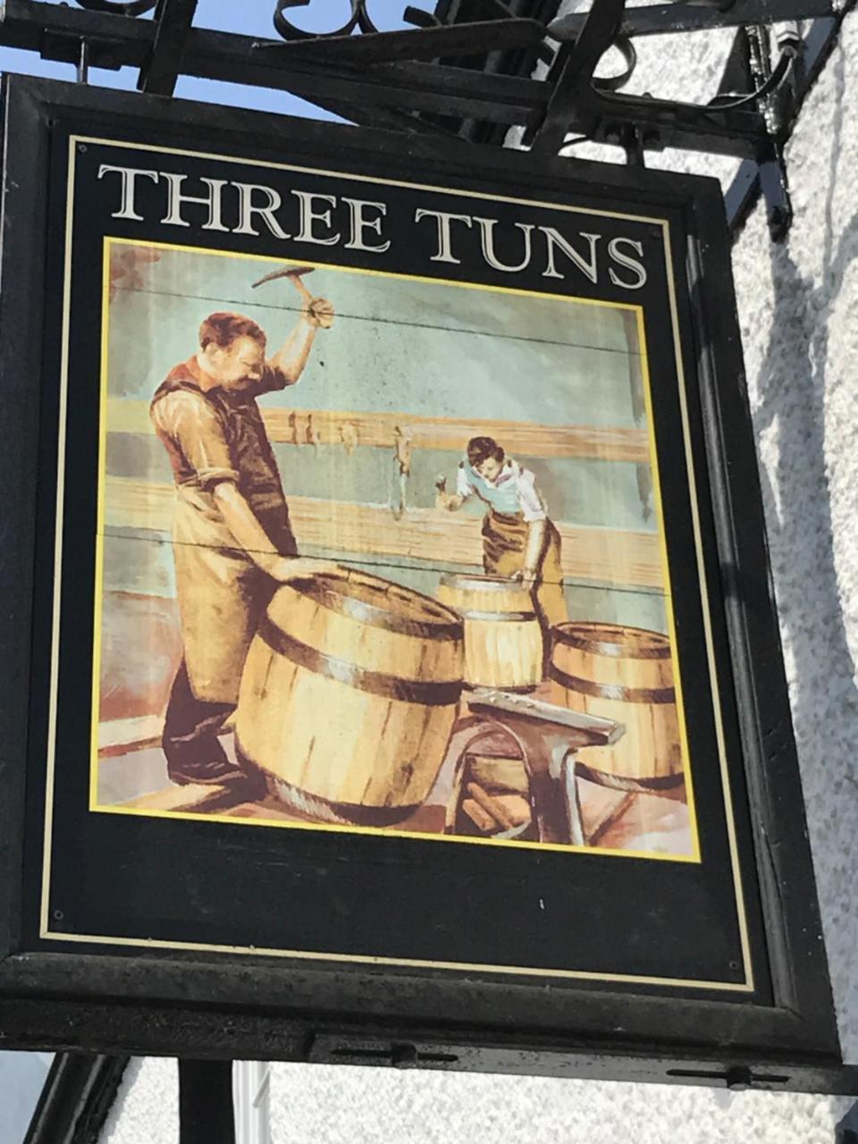 فندق تشيبستوفي  The Three Tuns المظهر الخارجي الصورة